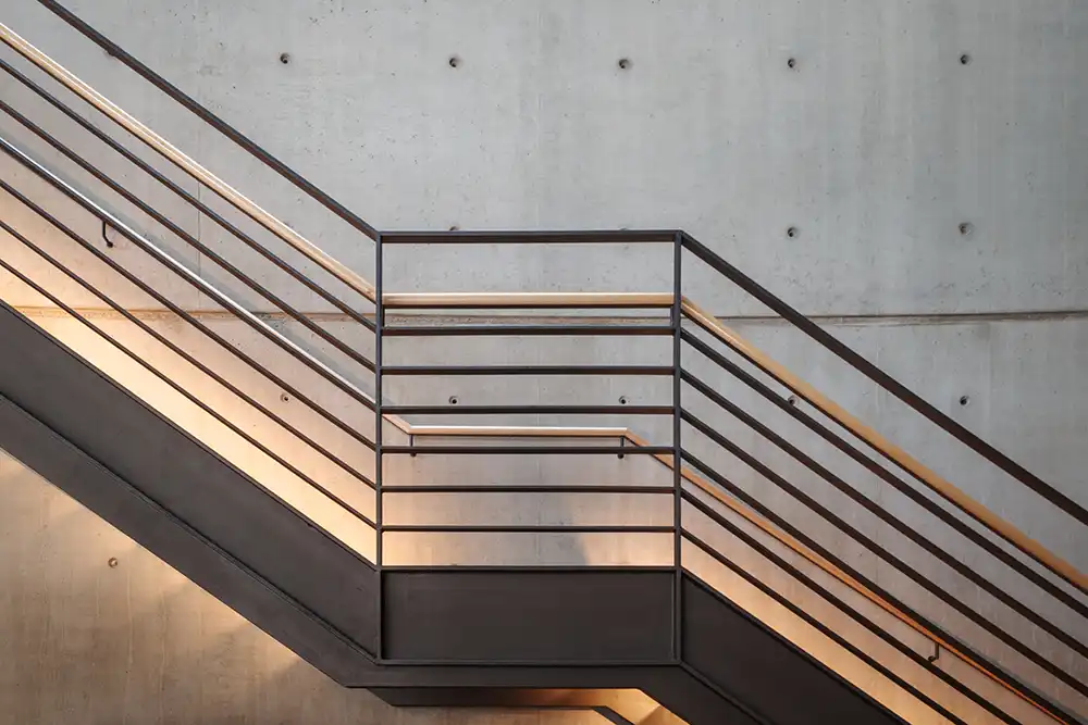 Innenansicht der Vorderansicht der schwarzen Stahltreppe und Hintergrund der modernen Loft-Betonwand