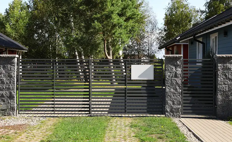Metalltore in der Nähe schöner Gebäude an einem sonnigen Tag
