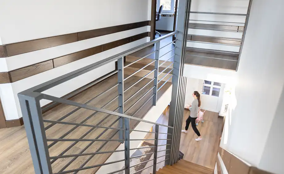 Moderne Metalltreppe im skandinavischen Interieur
