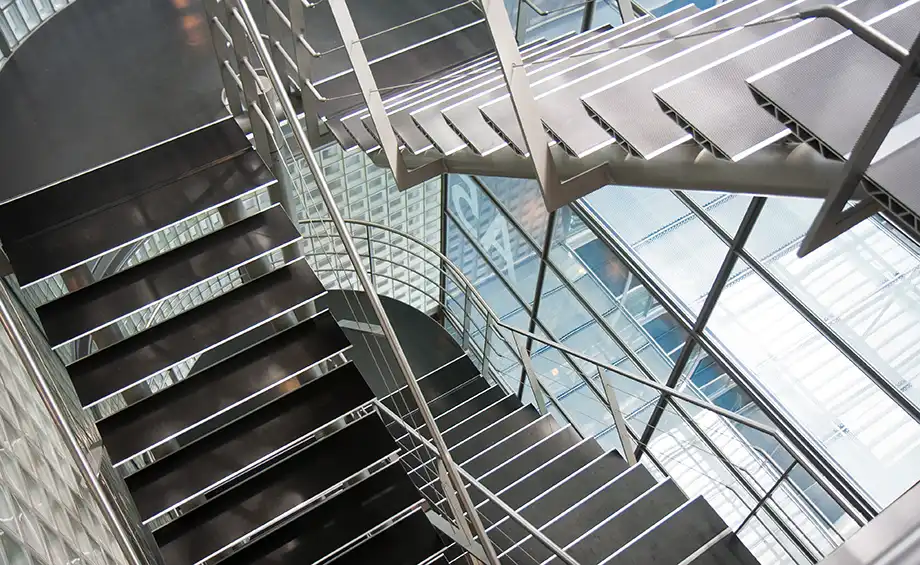 Offenes Treppenhaus in einem modernen Bürogebäude
