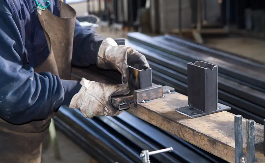 Schlosser bei der Arbeit in seiner Werkstatt